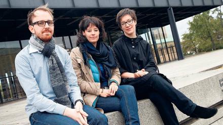 Raumexperiment. Euan Williams, Christina Werner, Sophia Pompéry (von links) vor der Neuen Nationalgalerie.
