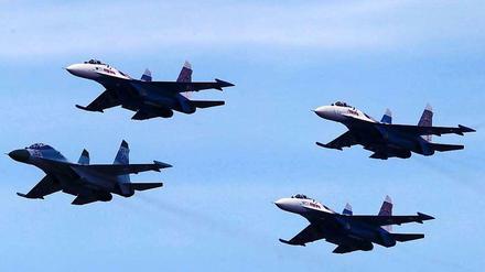 Übungsflug. Russische Kampfflugzeuge von Typ SU-27 proben hier in der Nähe von Moskau im Rahmen einer Flugshow. Durchaus ernst nimmt die Nato die verstärkte Aktivität der russischen Luftwaffe in Europa in den vergangenen Tagen. 
