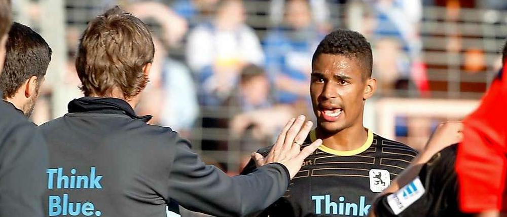 Nicht mehr Letzter: Rubin Okotie bejubelt einen seiner zwei Treffer für 1860 München.