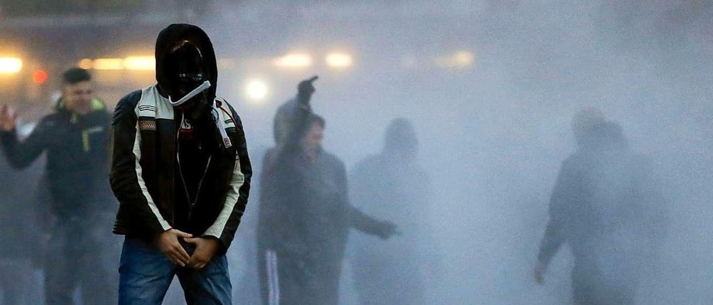 Vollverschleiert. Am Sonntag randalierten rund 5000 "Hooligans gegen Salafisten" in Köln. Am 15 November wollen hunderte Islamgegner ihren Protest in Berlin fortsetzen.