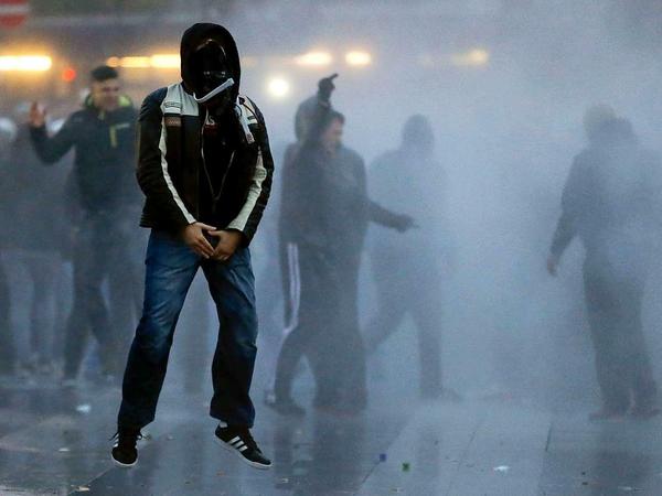 Vollverschleiert. Am Sonntag randalierten rund 5000 "Hooligans gegen Salafisten" in Köln. Am 15 November wollen hunderte Islamgegner ihren Protest in Berlin fortsetzen.