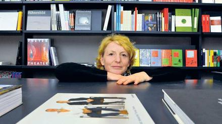Klein wie eine Zweizimmerwohnung. Aber groß, was das Repertoire betrifft: Juliane Felsmann von „Einar und Bert“ bietet Theaterliteratur, Opernführer, CDs, Postkarten und mehr. Außerdem ist der Laden ihre eigene kleine Bühne. 