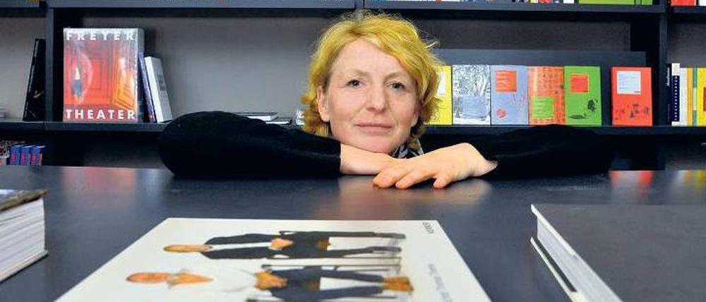 Klein wie eine Zweizimmerwohnung. Aber groß, was das Repertoire betrifft: Juliane Felsmann von „Einar und Bert“ bietet Theaterliteratur, Opernführer, CDs, Postkarten und mehr. Außerdem ist der Laden ihre eigene kleine Bühne. 