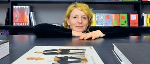 Klein wie eine Zweizimmerwohnung. Aber groß, was das Repertoire betrifft: Juliane Felsmann von „Einar und Bert“ bietet Theaterliteratur, Opernführer, CDs, Postkarten und mehr. Außerdem ist der Laden ihre eigene kleine Bühne. 