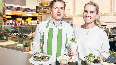 Bollwerk gegen Burger. Jan und Margaretha Olszewski in ihrem brandneuen Laden „Youfresh“ in der Mall of Berlin. Ihr gesundes Fast Food nimmt es mit Burger-Giganten wie Mc Donald’s auf. Der hat gleich nebenan eröffnet. 
