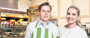 Bollwerk gegen Burger. Jan und Margaretha Olszewski in ihrem brandneuen Laden „Youfresh“ in der Mall of Berlin. Ihr gesundes Fast Food nimmt es mit Burger-Giganten wie Mc Donald’s auf. Der hat gleich nebenan eröffnet. 