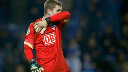 Zum Verstecken. Hertha-Torwart Thomas Kraft in Bielefeld.