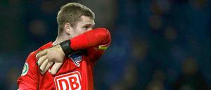 Zum Verstecken. Hertha-Torwart Thomas Kraft in Bielefeld.