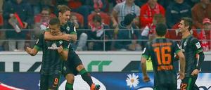 Spiel gedreht: Zwei Tore von Franco Di Santo (l.) brachten den Sieg beim Debüt des neuen Werder-Trainers Viktor Skripnik.