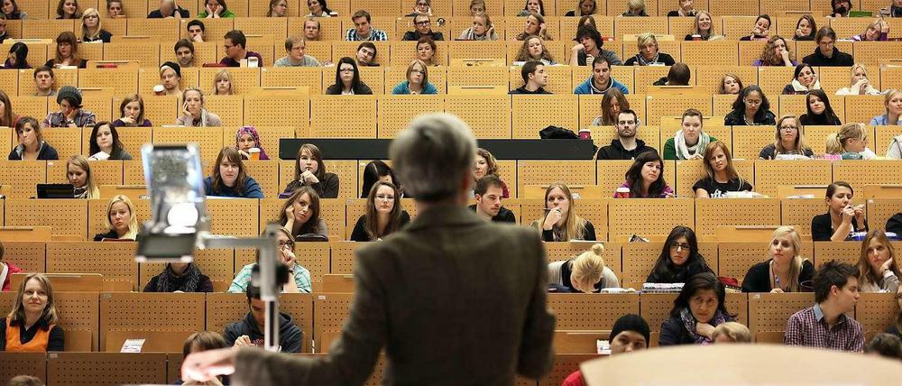 Engagiert. Professoren unterrichten und prüfen große Mengen von Studierenden, werben Millionen ein. Doch in Berlin sollen sie bei der Besoldungsreform leer ausgehen.