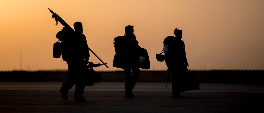 Die letzten Soldaten steigen in ein Transportflugzeug in Mazar-e Sharif/Afghanistan während der Rückverlegung und Ende der Mission Resolute Support.