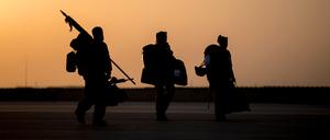 Die letzten Soldaten steigen in ein Transportflugzeug in Mazar-e Sharif/Afghanistan während der Rückverlegung und Ende der Mission Resolute Support.