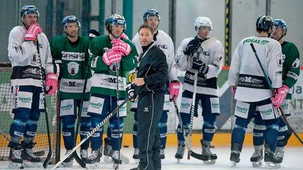 Trikotwechsel: Im Training symbolisiert die Trikotfarbe die Zugehörigkeit zu den jeweiligen Reihen. Einige Spieler müssen sich derzeit im Eisbären-Training an neue Trikots gewöhnen