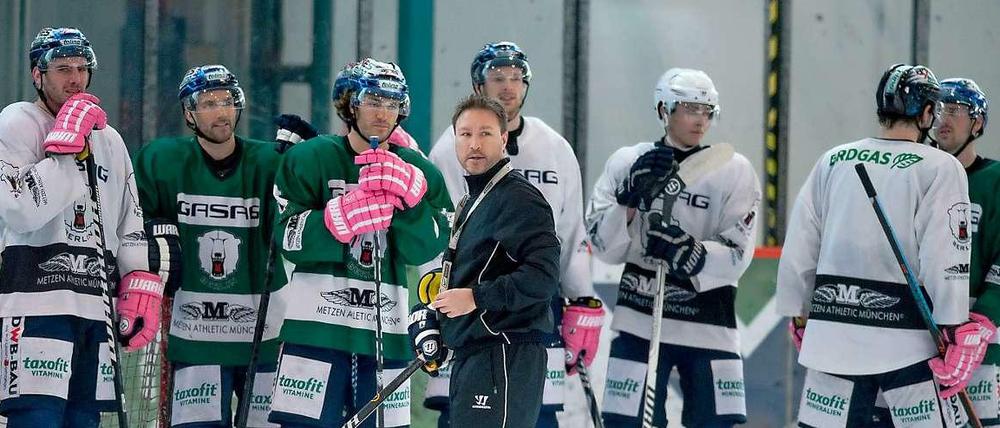 Trikotwechsel: Im Training symbolisiert die Trikotfarbe die Zugehörigkeit zu den jeweiligen Reihen. Einige Spieler müssen sich derzeit im Eisbären-Training an neue Trikots gewöhnen