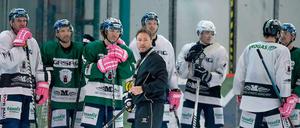 Trikotwechsel: Im Training symbolisiert die Trikotfarbe die Zugehörigkeit zu den jeweiligen Reihen. Einige Spieler müssen sich derzeit im Eisbären-Training an neue Trikots gewöhnen