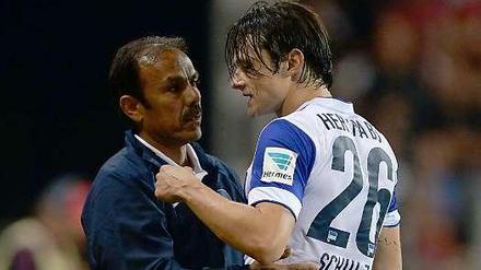 Nico Schulz (r.) hat in den Augen von Trainer Jos Luhukay (l.) derzeit die Nase vorn im Kampf um die Linksverteidigerposition ... wenn er fit ist.