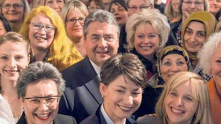 Hahn im Korb. Sigmar Gabriel traf am Mittwoch 180 Unternehmerinnen – darunter Jasmin Arbabian-Vogel (Mitte vorne).