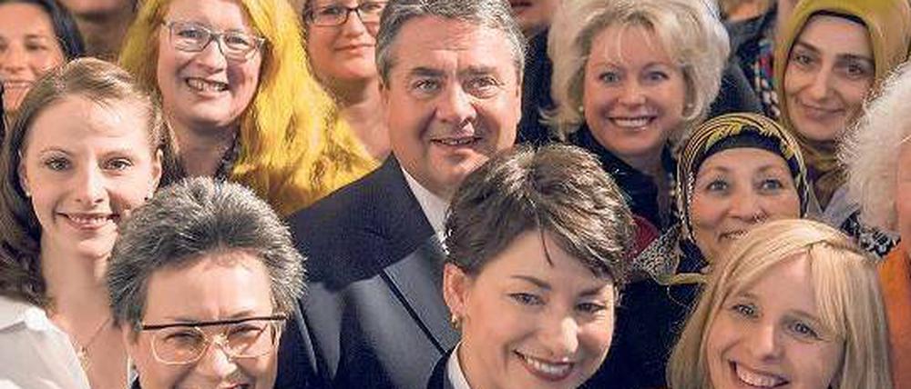 Hahn im Korb. Sigmar Gabriel traf am Mittwoch 180 Unternehmerinnen – darunter Jasmin Arbabian-Vogel (Mitte vorne).