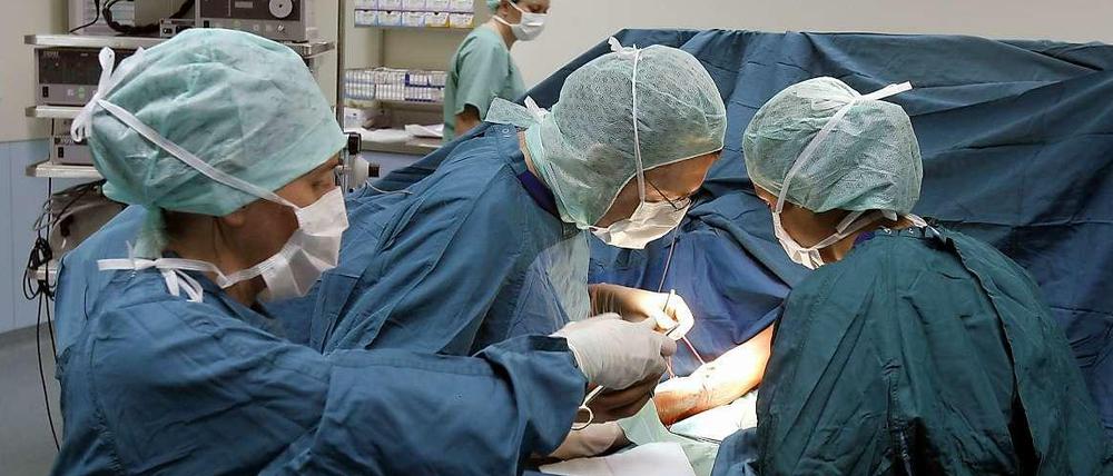 Kampf gegen Krebs. Immer wieder helfen nur noch Operationen.