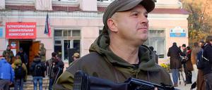Ein Bewaffneter vor einem Wahllokal in der ostukrainischen Stadt Donezk.
