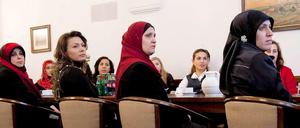 Stadtteilmütter bei einer Sitzung im Rathaus Neukölln. 56 Stellen sollen bei den Frauen jetzt wegfallen. Dagegen demonstrieren sie heute.