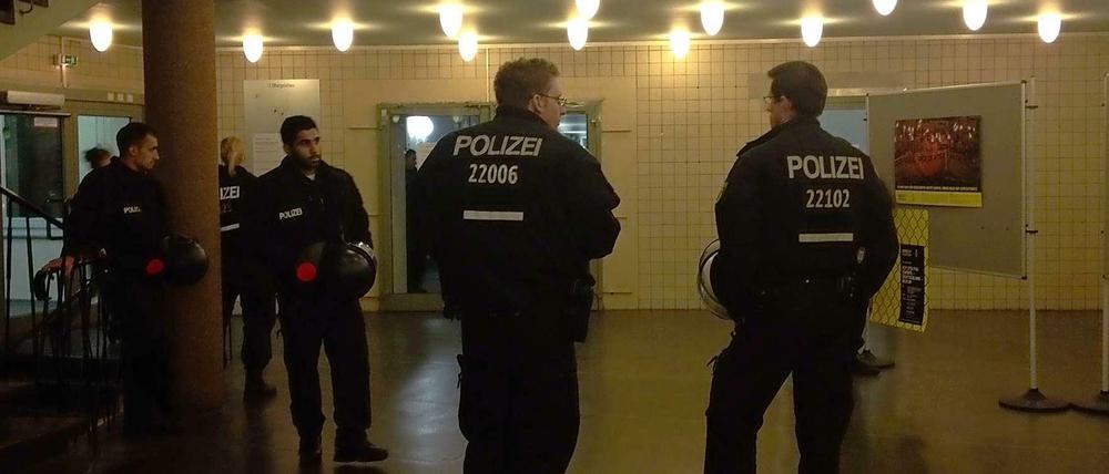 Die Sitzung der BVV von Friedrichshain-Kreuzberg stand am Mittwochabend unter Polizeischutz.