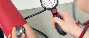 Unbezahlbar? Viele Krankenversicherte sind mit ihren Kassenbeiträgen überfordert.
