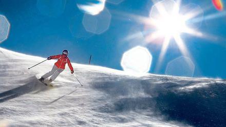 Nur wer fit ist, fährt sicher. Skiurlauber sollten sich daher gut vorbereiten, bevor sie auf die Piste gehen. 