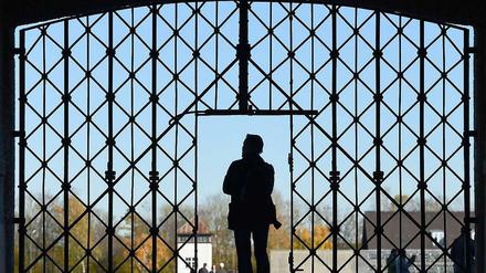 Entscheidendes fehlt: Das Eingangstor zur Gedenkstätte Dachau ist gestohlen worden.