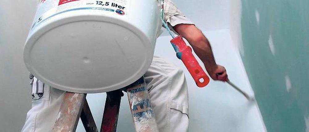 Falscher Anstrich. Auch wenn auf Berlins Baustellen die Wände oft weiß gemalt werden, werden die Arbeiter oftmals schwarz bezahlt.