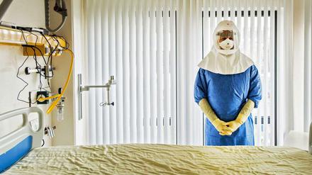 Ein Arzt bereitet sich für die Behandlung eines Patienten mit Ebola in Groningen, Niederlande, vor.