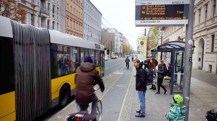 Hier wird's eng. An den Haltestellen in der Kastanienallee wurde der Bürgersteig in Richtung Fahrbahnmitte vorgezogen, um das Einsteigen zu erleichtern. Radweg führt nun zwischen Wartehäuschen und Bordsteinkante vorbei.