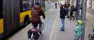 Hier wird's eng. An den Haltestellen in der Kastanienallee wurde der Bürgersteig in Richtung Fahrbahnmitte vorgezogen, um das Einsteigen zu erleichtern. Radweg führt nun zwischen Wartehäuschen und Bordsteinkante vorbei.