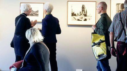 Die Neue am Zoo. Damals gab es kein Photoshop und keine Digitalkameras, und die Probleme waren auch ganz andere. Besucher kamen schon am ersten Tag zahlreich in die wiedergeborene Galerie C/O Berlin, um sich die Schauen mit Bildern von Will McBride aus dem Berlin der Fünfziger und mit Werken berühmter Magnum-Fotografen anzusehen. 