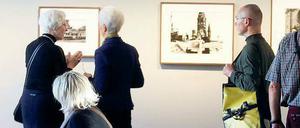 Die Neue am Zoo. Damals gab es kein Photoshop und keine Digitalkameras, und die Probleme waren auch ganz andere. Besucher kamen schon am ersten Tag zahlreich in die wiedergeborene Galerie C/O Berlin, um sich die Schauen mit Bildern von Will McBride aus dem Berlin der Fünfziger und mit Werken berühmter Magnum-Fotografen anzusehen. 