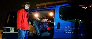 Es begann in der City West. Auf diesem Archivbild kümmert sich Antje Müller, ehrenamtliche Helferin der Kältehilfe, um einen älteren Herrn am Richard-Wagner-Platz.