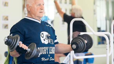 Auch wenn es mit Schmerz und Überwindung verbunden ist, Bewegung hält die Gelenke und Knochen fit und wirkt der Arthrose entgegen – ob nun Hanteltraining, Fußballspielen oder Joggen.