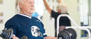 Auch wenn es mit Schmerz und Überwindung verbunden ist, Bewegung hält die Gelenke und Knochen fit und wirkt der Arthrose entgegen – ob nun Hanteltraining, Fußballspielen oder Joggen.