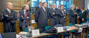 Die Verteidiger der Angeklagten (vorne l-r): Schlieffen, Stucke, Noll, Rubbert, König, Kremer, Jakobiedeß. Und die Rechtsanwälte (hinten l-r): Conen, Kurz, Lammer, Müller, Palupski und Kolloge.