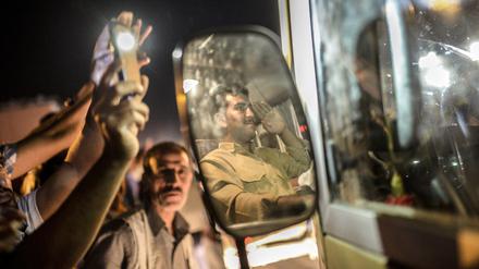 Nachschub. Peschmerga-Kämpfer erreichen über die Türkei kommend Kobane im Norden Syriens.