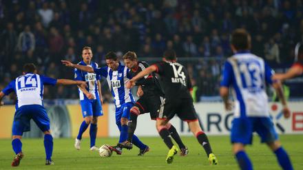 Bayer Leverkusen (Szene mit Stefan Kießling) musste in Magdeburg über 120 Minuten gehen - und setzte sich dann in einem dramatischen Elfmeterschießen gegen Magdeburg durch. 