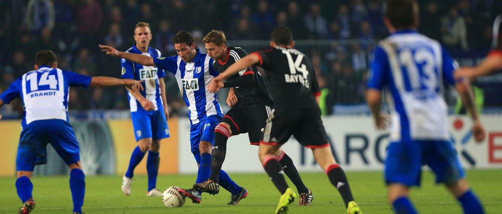 Bayer Leverkusen (Szene mit Stefan Kießling) musste in Magdeburg über 120 Minuten gehen - und setzte sich dann in einem dramatischen Elfmeterschießen gegen Magdeburg durch.