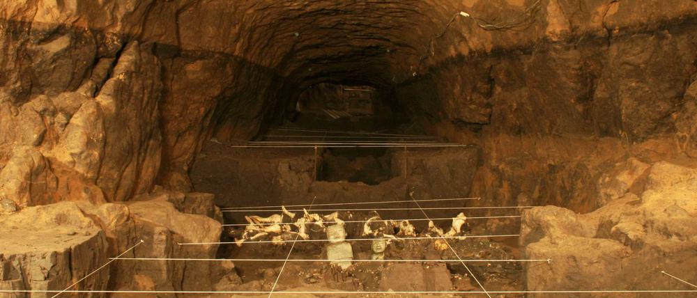 138 Meter lang ist der Tunnel, der 18 Meter unter der Erde liegt. In ihm wurden mehr als 50 000 Objekte gefunden.