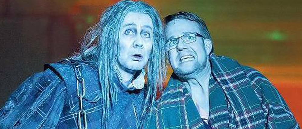 Tom Erik Lie (li.) als Gespenst und Carsten Sabrowski als Dr. König.