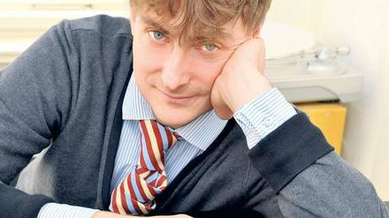 Krawatte als Kostüm. Sebastian Krämer zu Hause an seinem Flügel. 