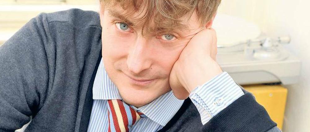Krawatte als Kostüm. Sebastian Krämer zu Hause an seinem Flügel. 