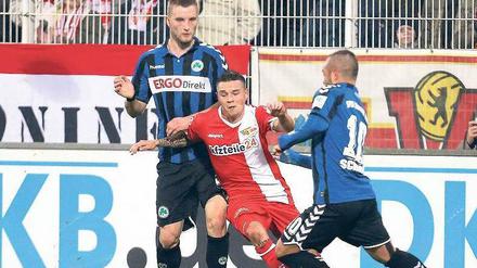 Eng am Mann. Unions Christopher Quiring (Mitte) tut sich nicht nur mit den Fürther Gegenspielern schwer, sondern auch mit Ideen im Offensivspiel – wie alle seine Teamkollegen. 