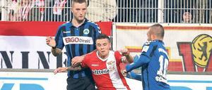 Eng am Mann. Unions Christopher Quiring (Mitte) tut sich nicht nur mit den Fürther Gegenspielern schwer, sondern auch mit Ideen im Offensivspiel – wie alle seine Teamkollegen.