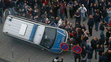 Ende Oktober demonstrierten tausende Hooligans aus dem gesamten Bundesgebiet in Köln unter dem Slogan "Hooligans gegen Salafismus". 