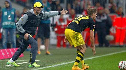 Jürgen Klopp, Trainer von Borussia Dortmund, treibt seinen Spieler Erik Durm an. Der BVB unterlag beim FC Bayern München 1:2.